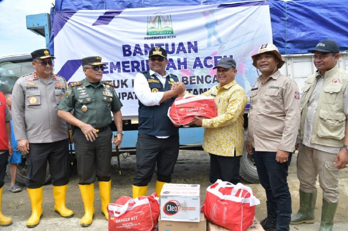 Pj. Gubernur Aceh Serahkan Bantuan untuk Korban Terdampak Banjir Aceh Tamiang